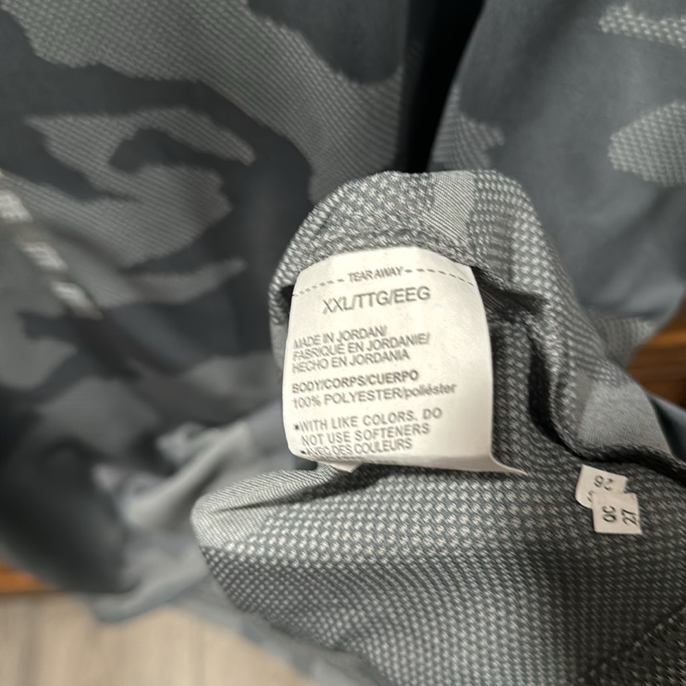 ๐2/$15UnderArmour menโs XXL loose fit neck NWT grey camo shirt.๐ - Picture 4 of 5